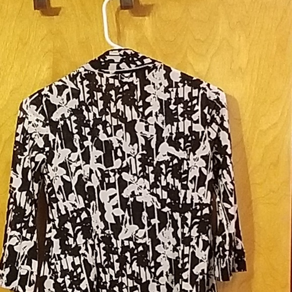 COPY - Black & White Blouse 🦚 3 for $21 or 6 for … - Picture 2 of 8